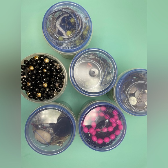 2lbs Container of Wearable Fashion Jewelry Mix Lot - Picture 4 of 6